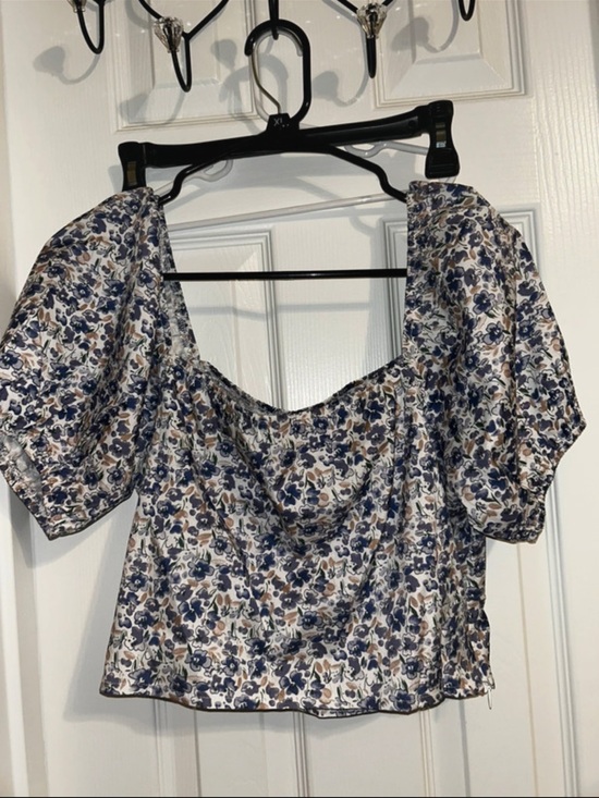 SHEIN Tops - SHEIN Blue White Floral Puff-Sleeve Square Neck Crop Top